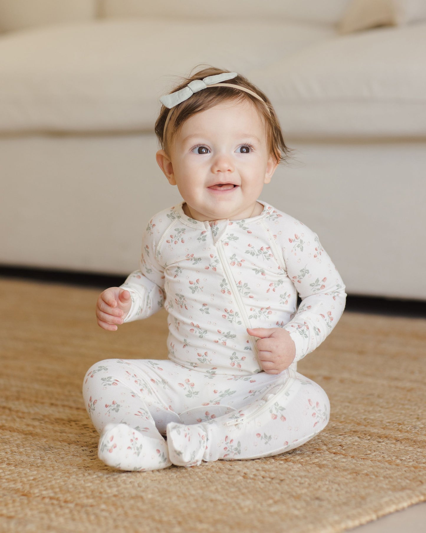 BAMBOO ZIP FOOTIE || STRAWBERRIES