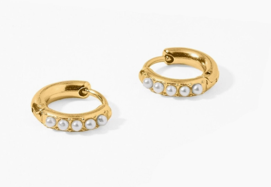 Huggie Earrings | Scarlett Gold Pearl 8mm