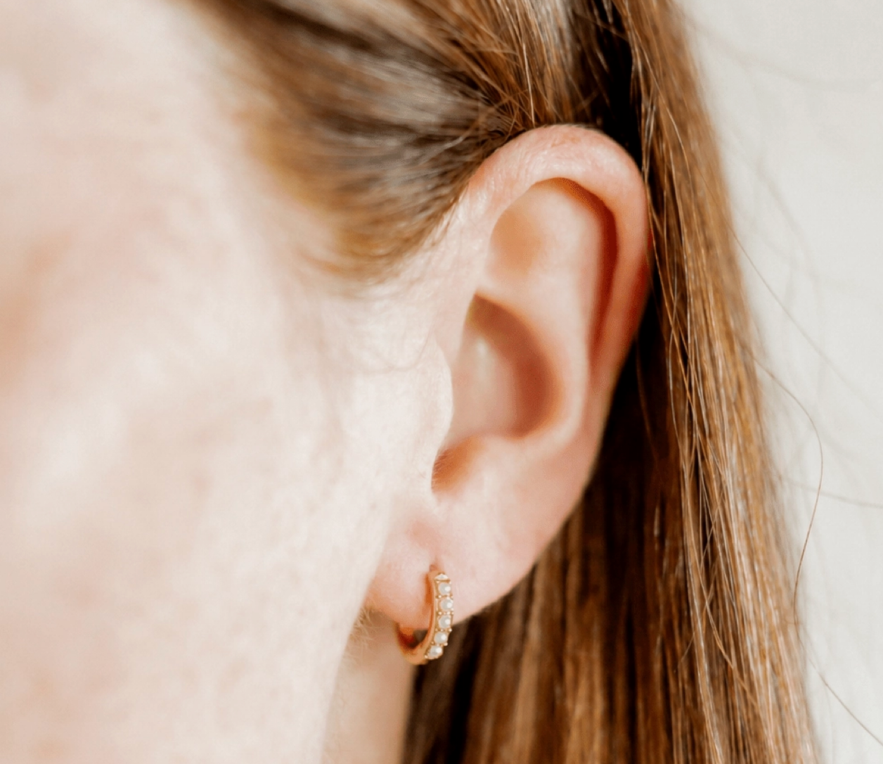 Huggie Earrings | Scarlett Gold Pearl 8mm